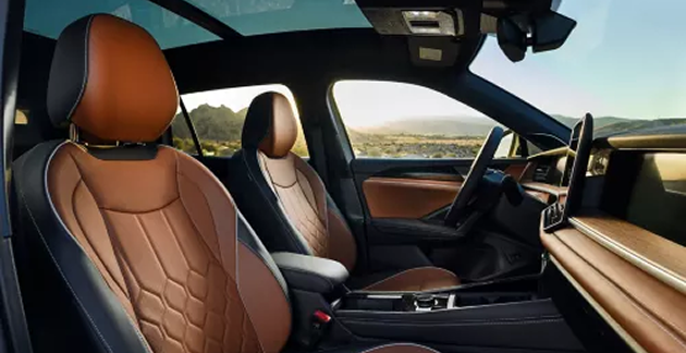Интерьер Volkswagen Tiguan с кожаными сиденьями